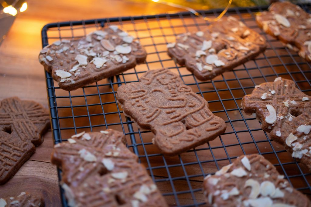 Speculoos biscuits on a metal coollng rack
